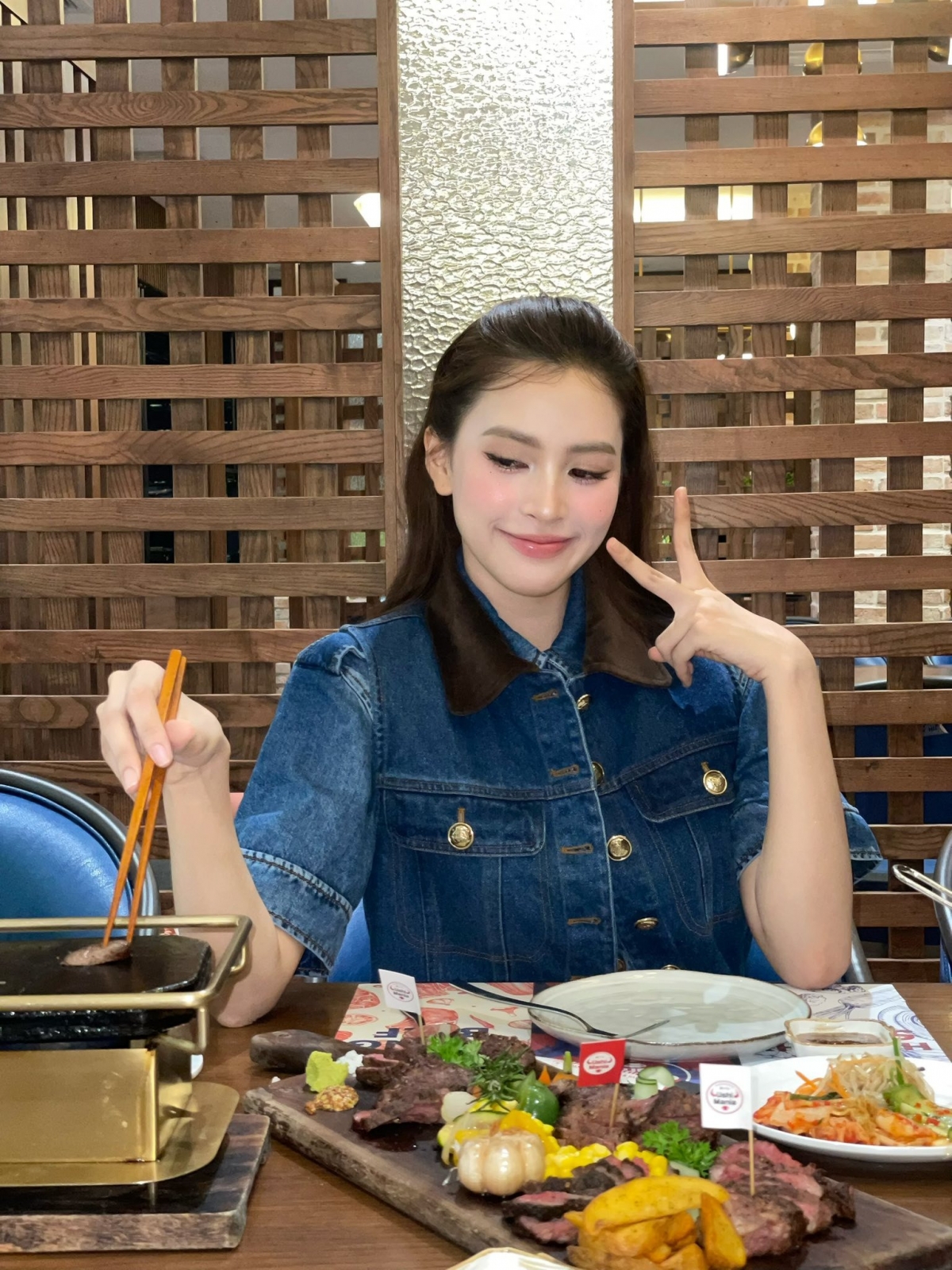 Hoa hậu Tiểu Vy khoe bữa ăn khiến "vòng eo khóc thét".