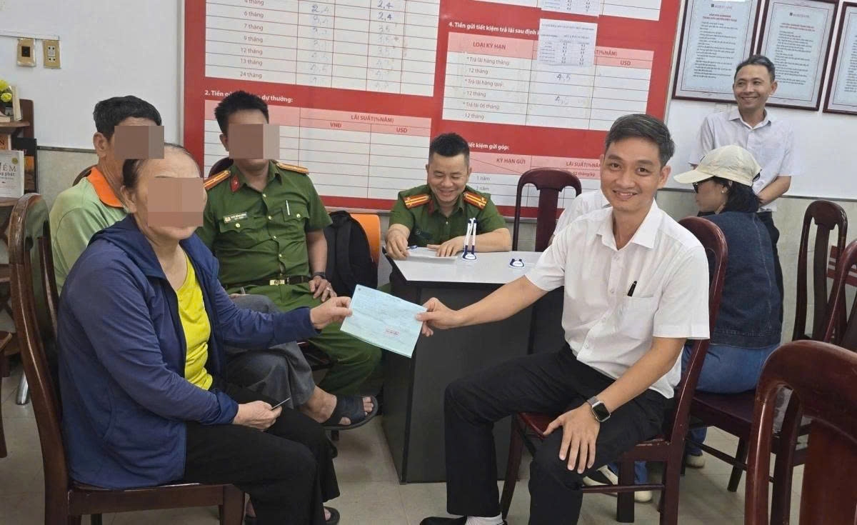  Chiều 13/8/2025, Công an phường Cẩm Lệ, TP. Đà Nẵng phối hợp với Ngân hàng Nông nghiệp và phát triển nông thôn, Chi nhánh Cẩm Lệ - Nam Đà Nẵng (địa chỉ 349 Cách mạng Tháng 8, TP. Đà Nẵng) kịp thời ngăn chặn một người dân đến chuyển tiền cho đối tượng giả danh Công an lừa đảo qua không gian mạng.