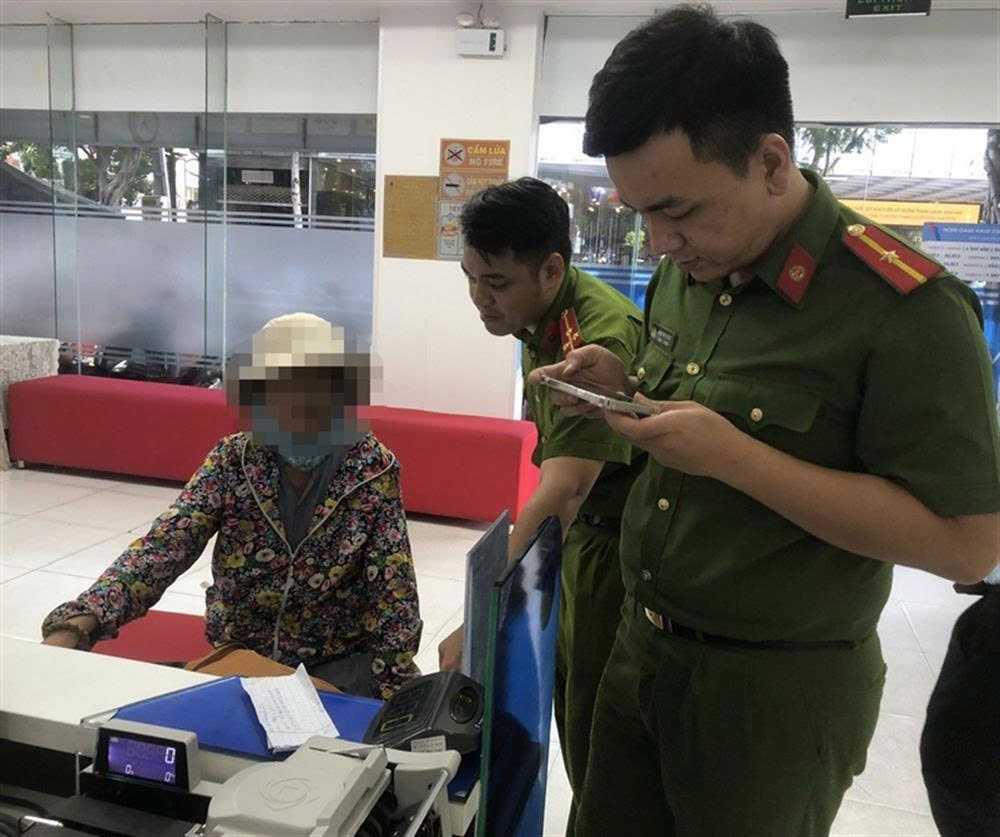 Ngày 02/7/2024, Công an phường Nam Dương, quận Hải Châu, TP Đà Nẵng (cũ) cũng đã phối hợp với Ngân hàng Việt Á (chi nhánh Đà Nẵng) phát hiện, ngăn chặn người phụ nữ chuyển số tiền 300 triệu đồng cho đối tượng giả danh Công an lừa đảo.