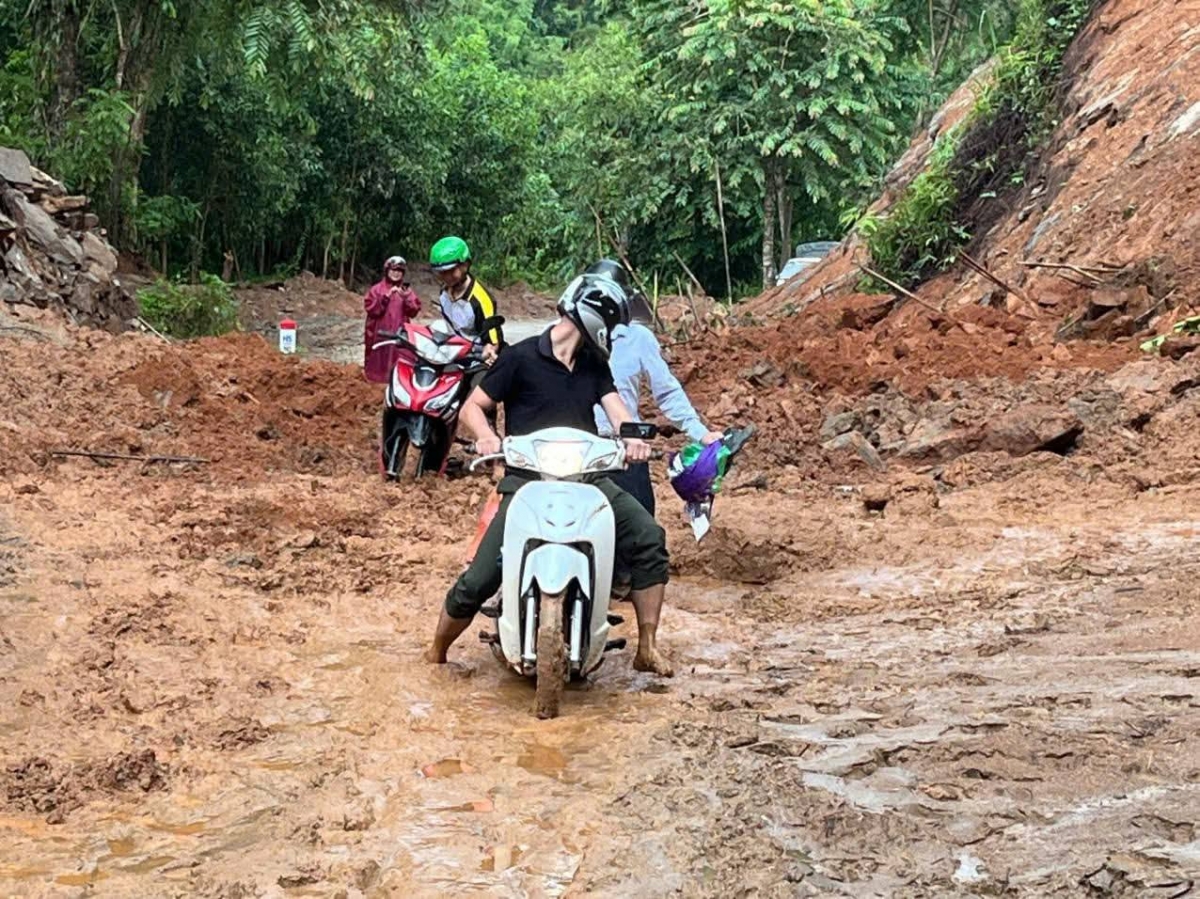 Nhiều tuyến đường phía Tây Nghệ An bị sạt lở vùi lấp. Ảnh: KT.