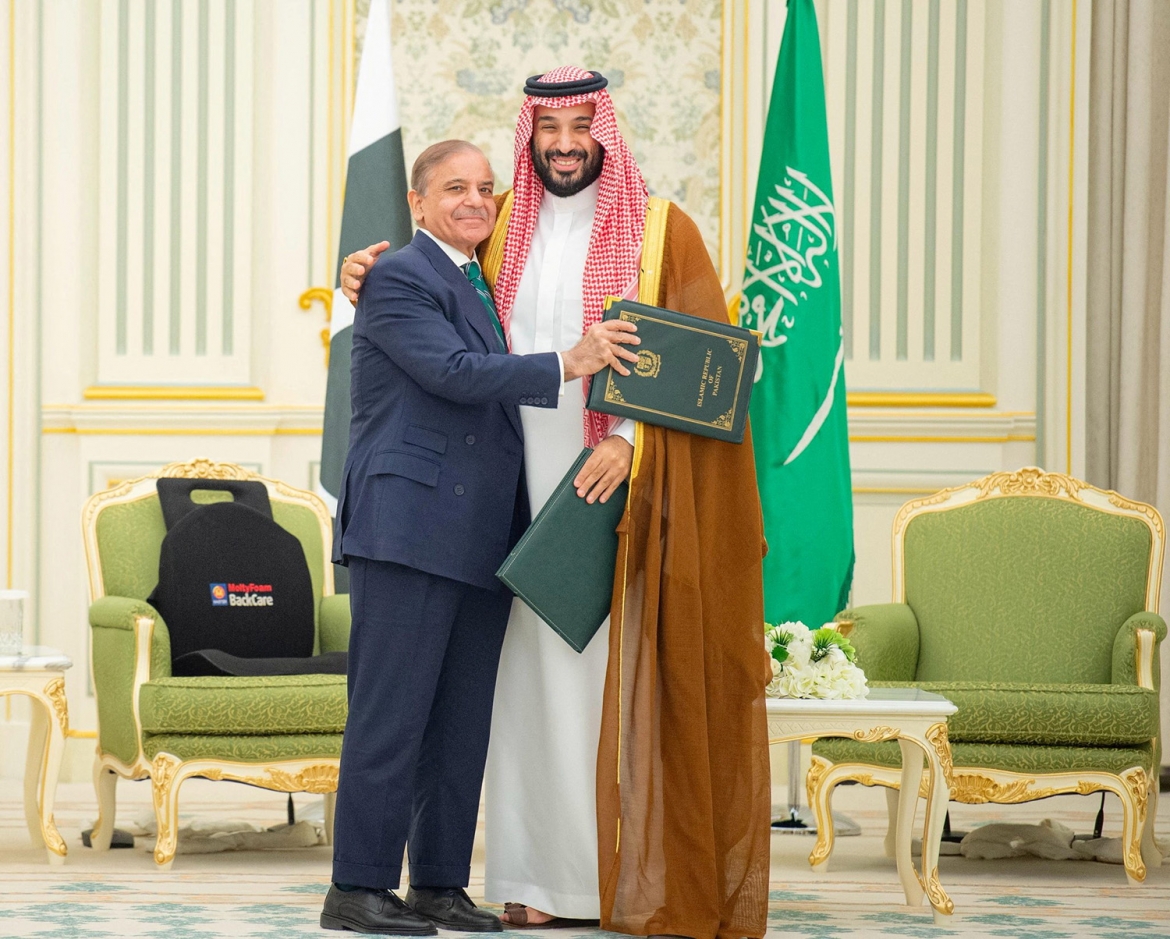 Thái tử Saudi Arabia Mohammed bin Salman và Thủ tướng Pakistan Shehbaz Sharif ký thỏa thuận quốc phòng tại Riyadh, Saudi Arabia, ngày 17/9/2025. Ảnh: Saudi Press Agency/Reuters