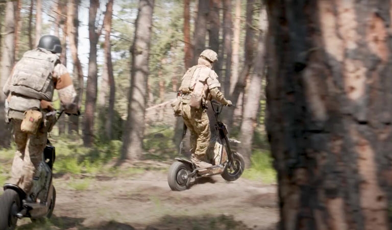 Binh sỹ Ukraine sử dụng xe scooter quân sự. Ảnh: Global Wolf Motors