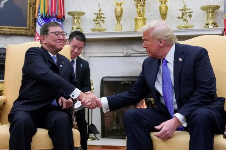 Thủ tướng Shigeru Ishiba (trái) và Tổng thống Mỹ Donald Trump (phải). Ảnh: Reuters