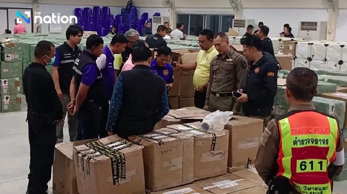 Cảnh sát Thái Lan thu giữ hàng trăm nghìn sản phẩm thuốc lá điện tử tại một kho hàng ở tỉnh Saraburi. Ảnh: The Nation