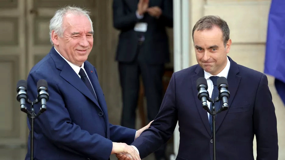 Tân Thủ tướng Sébastien Lecornu và người tiền nhiệm François Bayrou - Ảnh: Le Figaro