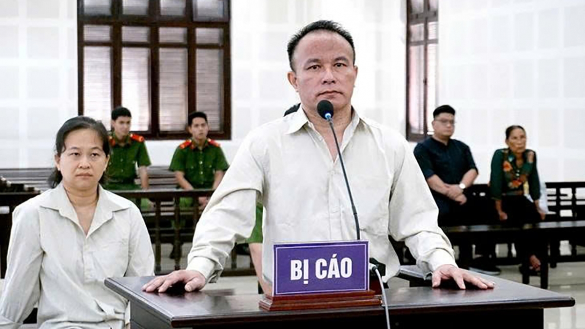 Vợ chồng bị cáo Võ Nhi bị tuyên án về tội lạm dụng tín nhiệm chiếm đoạt tài sản - Ảnh: ĐOÀN CƯỜNG