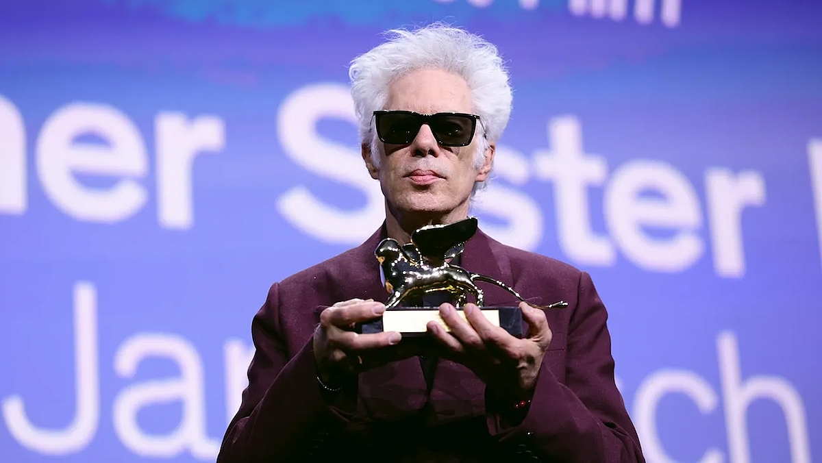 Đạo diễn Jim Jarmusch nhận giải Sư tử vàng cho hạng mục Phim hay nhất với bộ phim “Father Mother Sister Brother” tại lễ trao giải Liên hoan phim quốc tế Venice lần thứ 82.