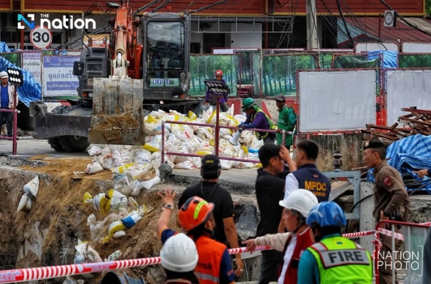 Lực lượng chức năng sử dụng các bao cát để gia cố khu vực. Nguồn: The Nation