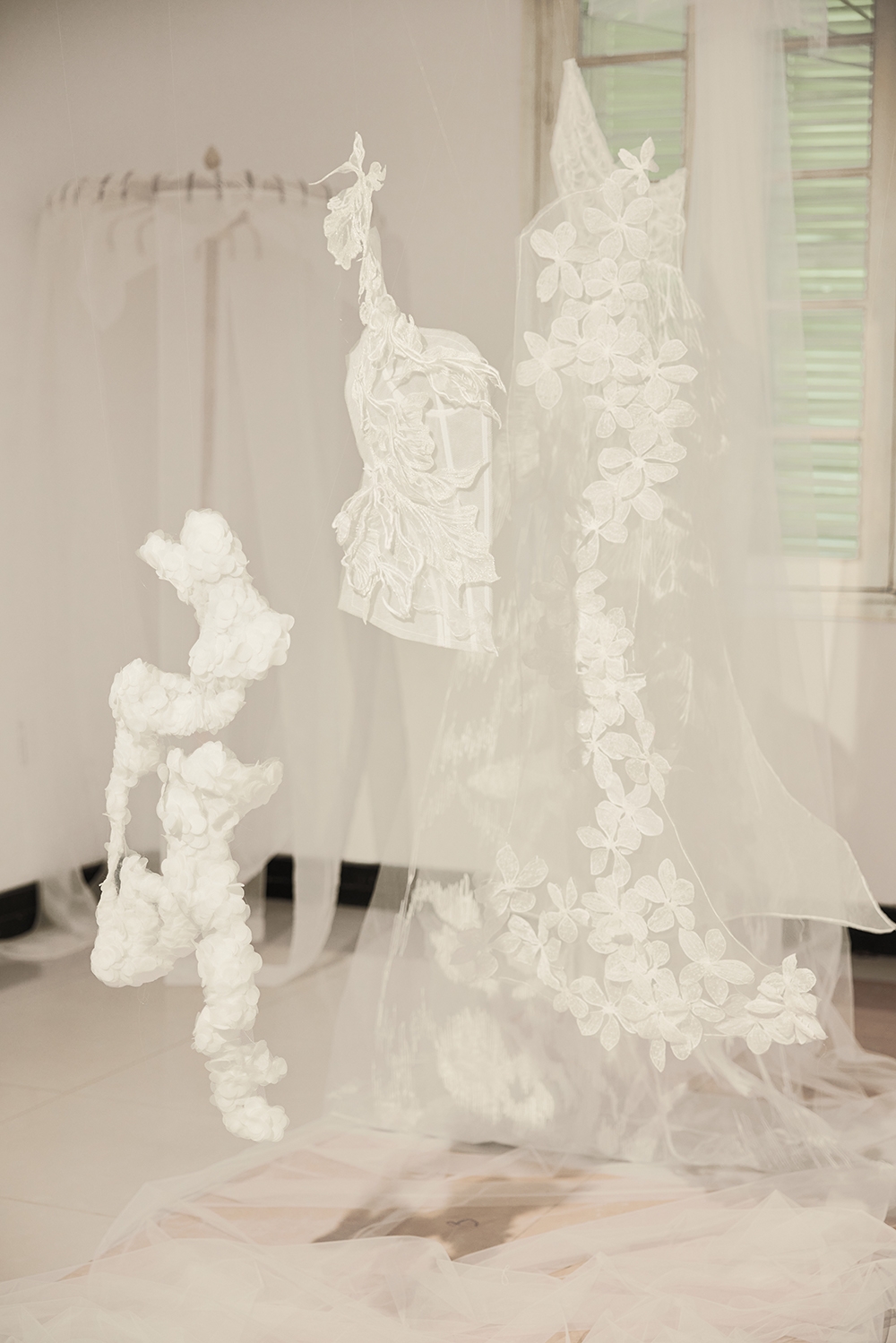 Tác phẩm "Tiêu bản cắt 6 lớp" là điểm nhấn đặc biệt nhất của triển lãm khi thể hiện tư duy "tái cấu trúc di sản"