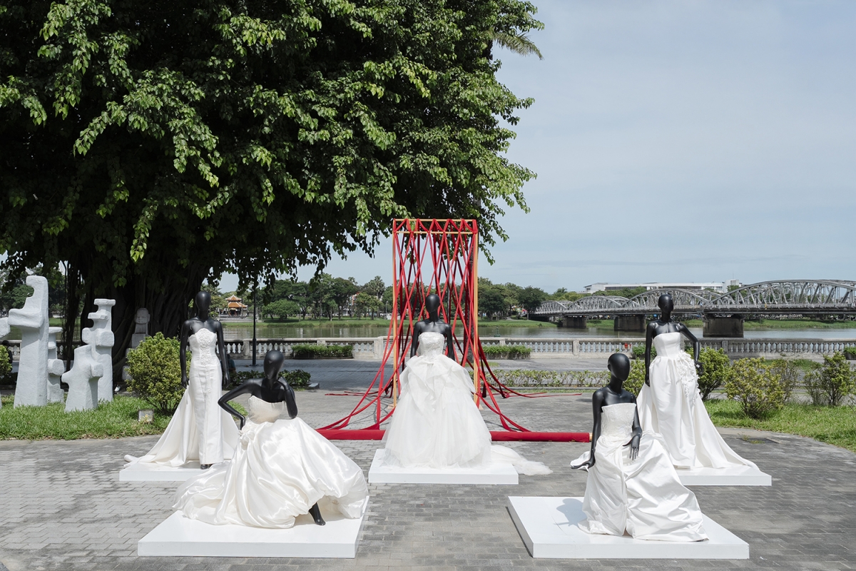 Triển lãm trưng bày các tác phẩm về hành trình tái cấu trúc sợi thêu, tôn vinh nghệ thuật thêu cung đình, thêu truyền thống của Việt Nam.