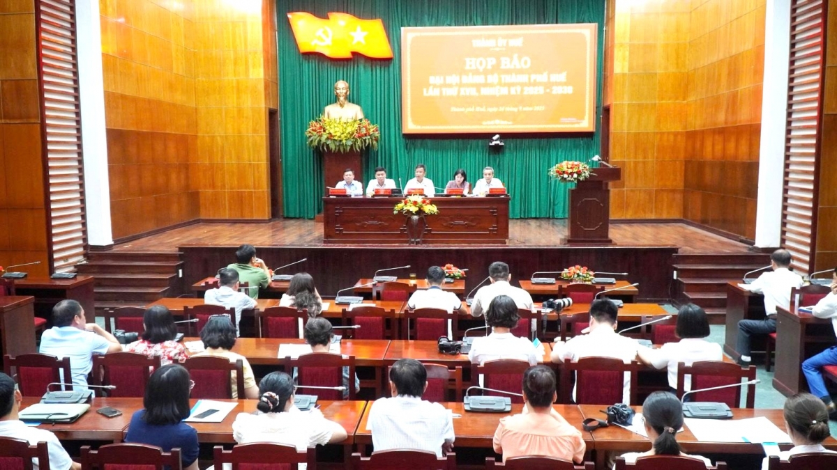 Quang cảnh buổi họp báo Đại hội Đảng bộ thành phố Huế lần thứ XVII