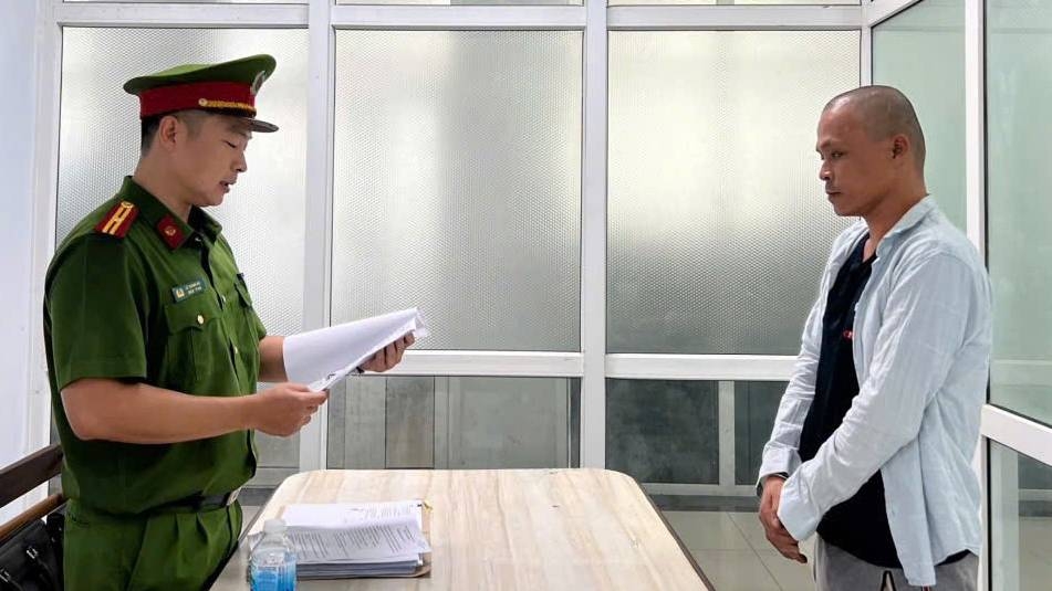 Cơ quan Cảnh sát điều tra Công an thành phố Đà Nẵng tống đạt các quyết định đối với Dương Bá Toàn.