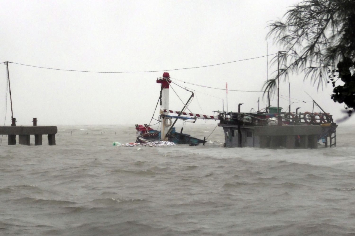 Tàu cá bị ngư dân chìm tại Âu thuyền tổ dân phố An Dương 2, phường Thuận An