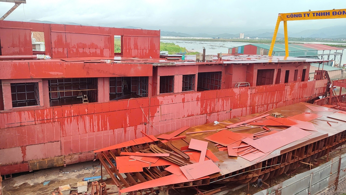 Việc chuyển đổi, đóng mới tàu du lịch bằng tàu vỏ thép cũng là chủ trương của tỉnh Quảng Ninh nhằm hiện đại hóa đội tàu dịch vụ trên Vịnh Hạ Long