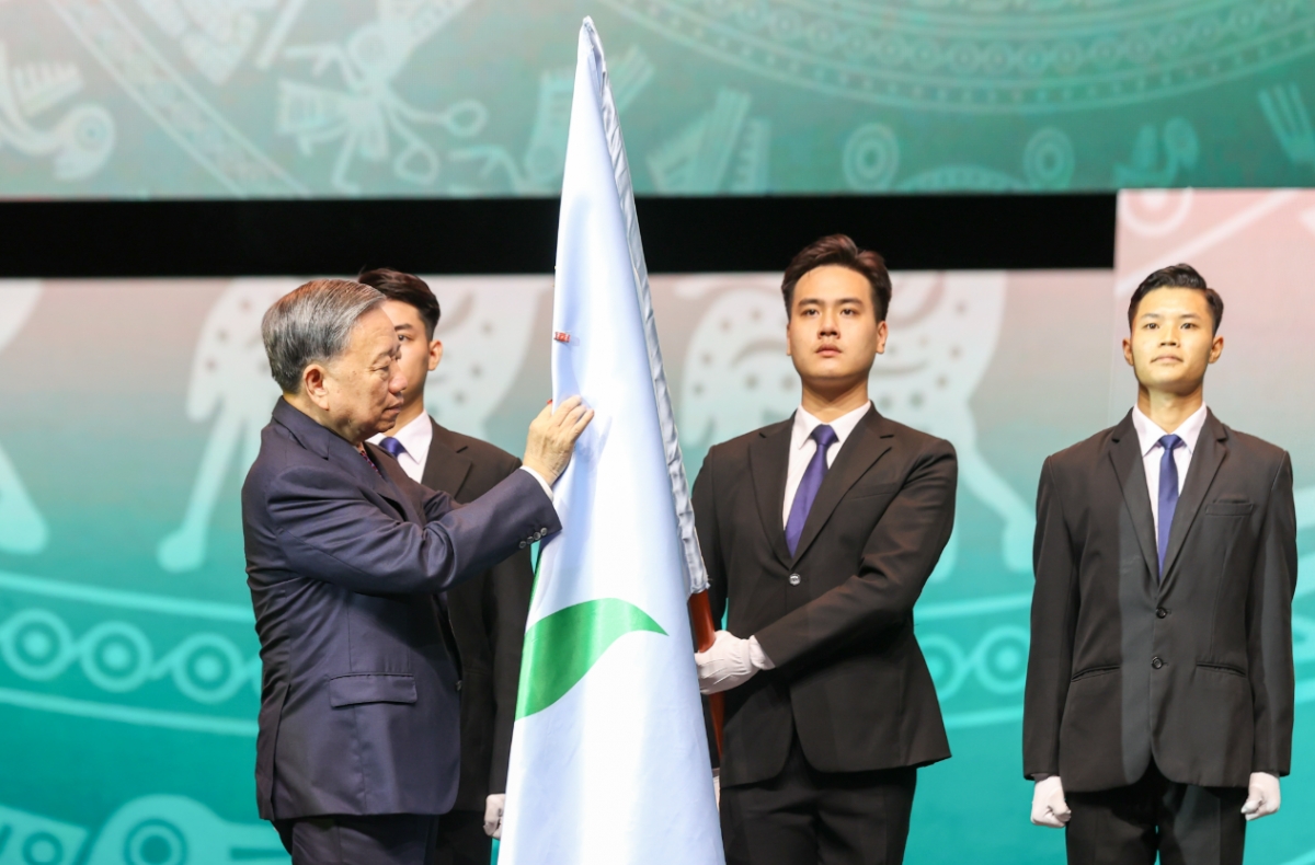 Tổng Bí thư Tô Lâm đã gắn Huân chương Lao động Hạng Nhất cho Tập đoàn Công nghiệp - Năng lượng Quốc gia Việt Nam