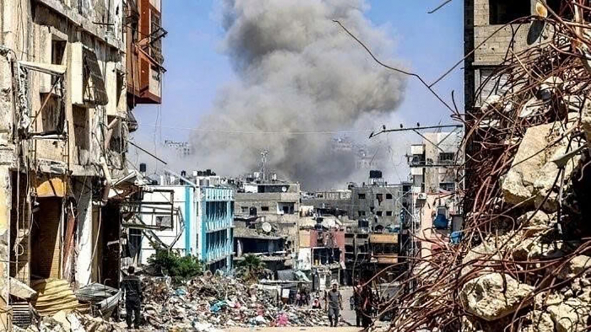 Hiện trường một cuộc không kích của Israel vào Dải Gaza. Ảnh: IRNA