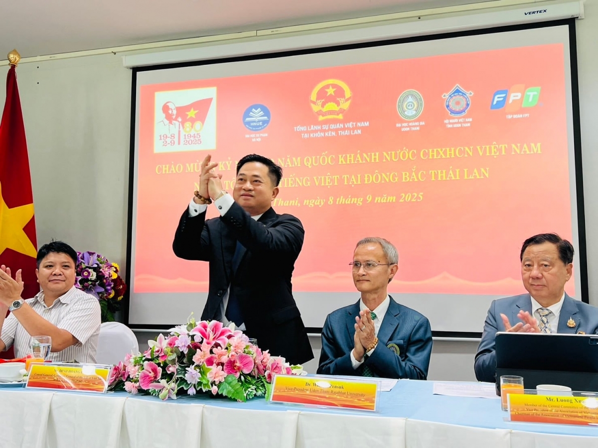 Tổng Lãnh sự Đinh Hoàng Linh khẳng định Tiếng Việt không chỉ là phương tiện giao tiếp mà còn là cầu nối nghĩa tình giữa cộng đồng kiều bào và quê hương, góp phần vun đắp mối quan hệ “Đối tác chiến lược toàn diện Việt Nam – Thái Lan”