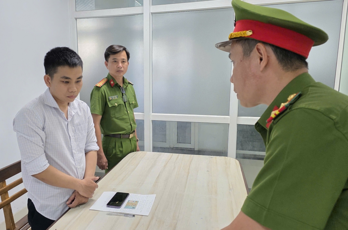 Cơ quan Cảnh sát điều tra Công an thành phố Đà Nẵng tống đạt quyết định bắt tạm giam đối với Nguyễn Minh Quang.