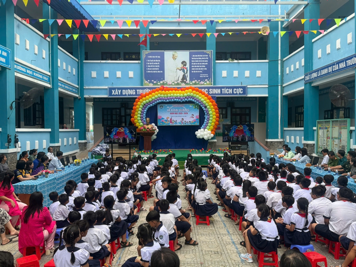 Học sinh tại xã đảo Thạnh An tham gia lễ khai giảng năm học mới sáng nay (Ảnh: NTCC)