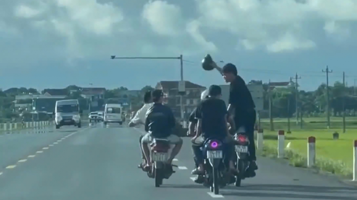 Hình ảnh nhóm thanh niên vi phạm trật tự an toàn giao thông (Ảnh cắt từ clip)