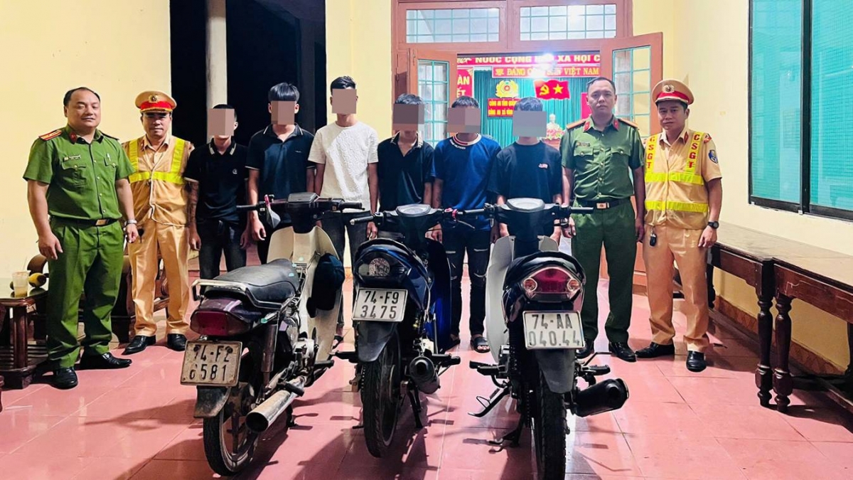 6 thanh, thiếu niên và phương tiện tại cơ quan công an