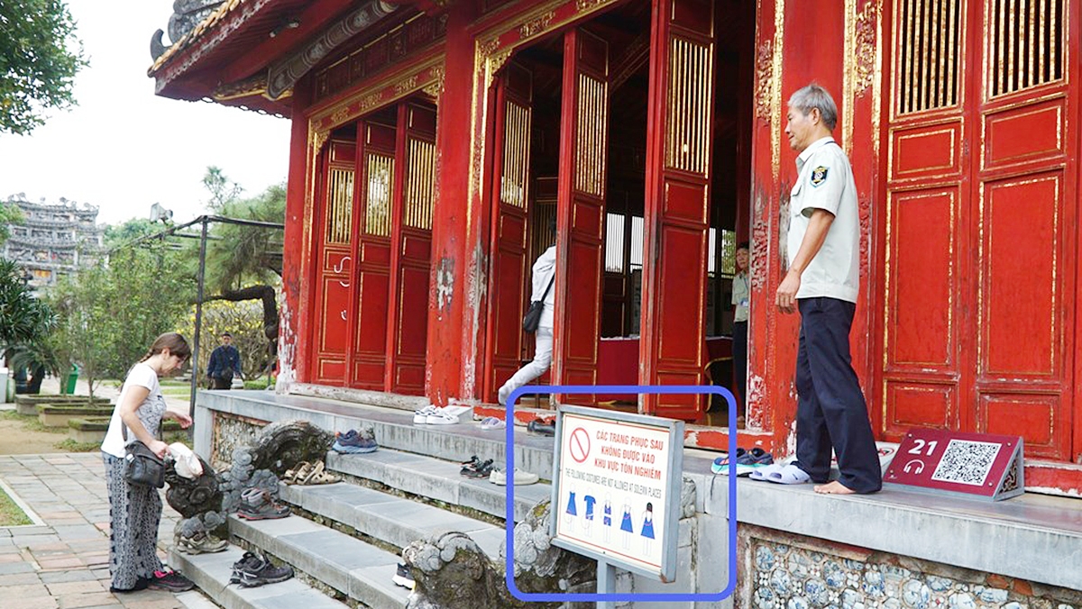Ngoài biển thông báo quy định về trang phục, lực lượng bảo vệ hướng dẫn khi du khách vào bên trong điện thờ ở Thế Tổ Miếu.