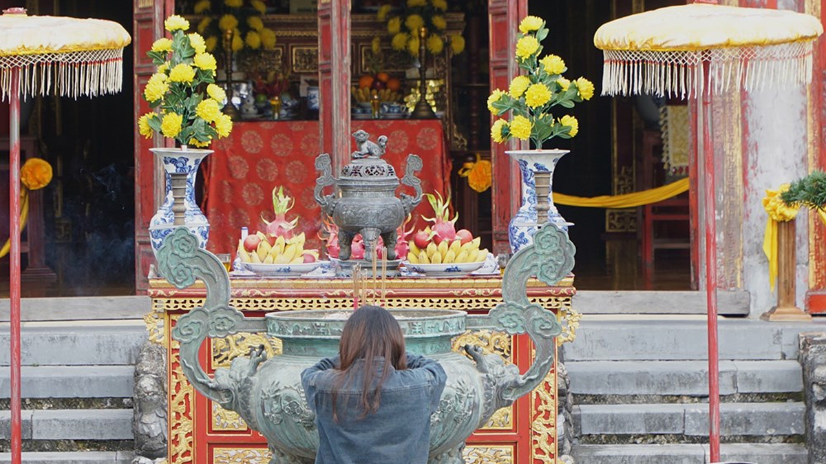 Trung tâm Bảo tồn di tích Cố đô Huế đặt hương án để du khách dâng hương tại sân trước điện thờ Thế Tổ Miếu.