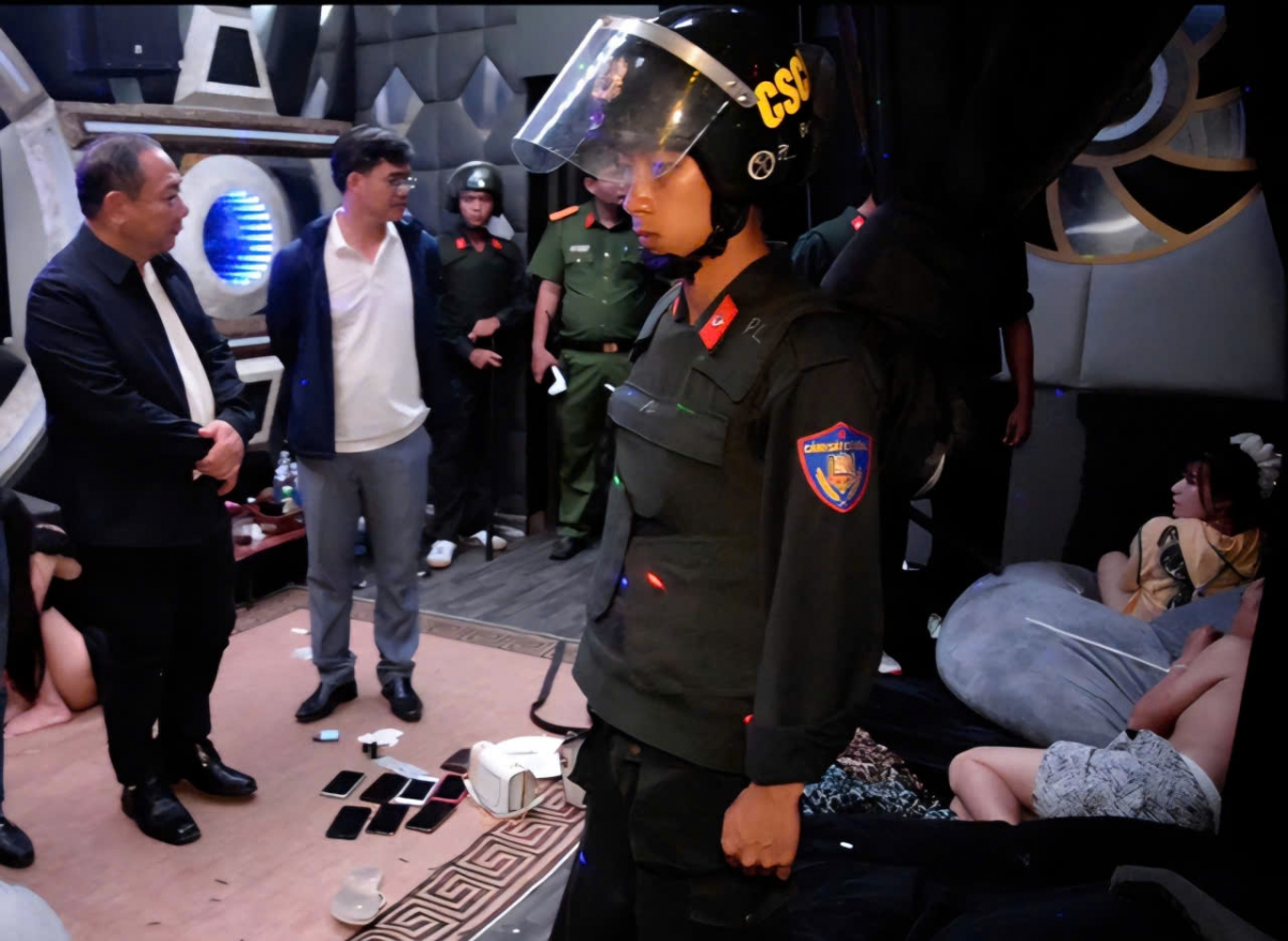 Thiếu tướng Lê Quang Nhân – Giám đốc Công an tỉnh Gia Lai trực tiếp chỉ huy cuộc đột kích vào các tụ điểm. (ảnh: Công an Gia Lai)