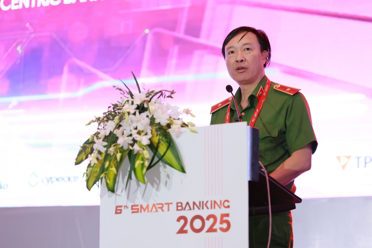 Thiếu tướng Nguyễn Ngọc Cương, Giám đốc Trung tâm Dữ liệu quốc gia, Bộ Công an kiêm Phó Chủ tịch Hiệp hội Dữ liệu quốc gia phát biểu tại sự kiện (Ảnh: BTC)