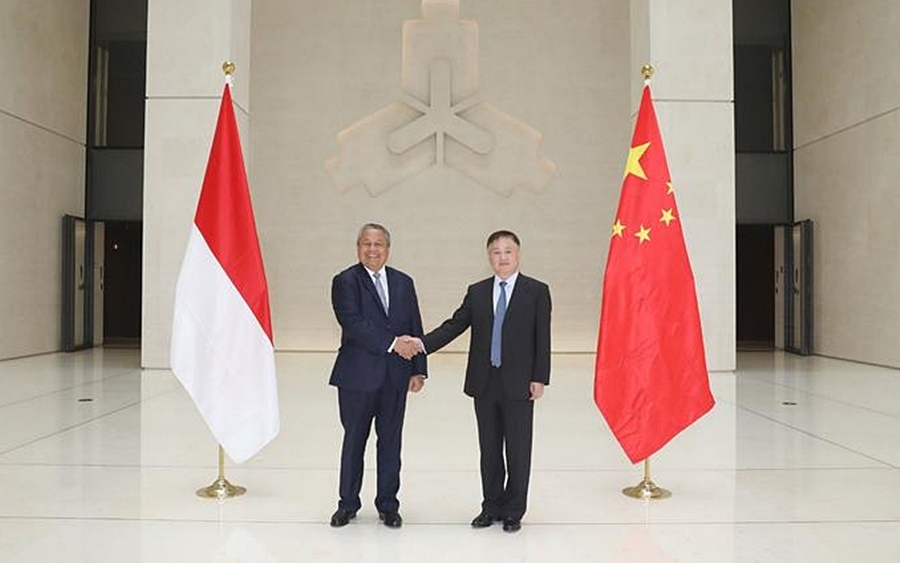 Thống đốc Ngân hàng Nhân dân Trung Quốc Phan Công Thắng (phải) và Thống đốc Ngân hàng Trung ương Indonesia Perry Wajiyo (trái). Ảnh Finance.sina.com.