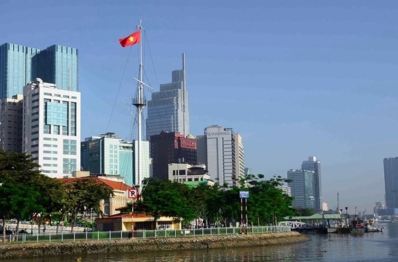 Cột cờ Thủ Ngữ tại công viên bến Bạch Đằng, quận 1, Thành phố Hồ Chí Minh. Ảnh: qdnd.vn 