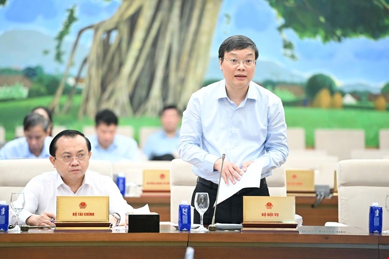 Thứ trưởng Bộ Nội vụ Trương Hải Long báo cáo tại phiên họp Ủy ban Thường vụ Quốc hội. Ảnh: Quốc hội