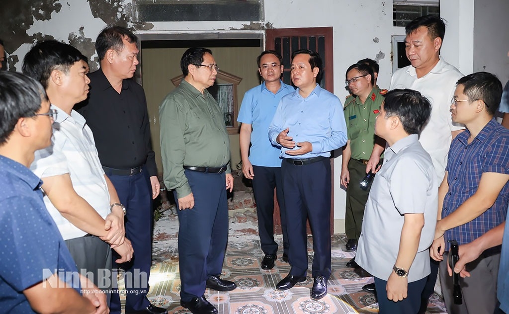 Thủ tướng Chính phủ Phạm Minh Chính cùng Đoàn công tác đã đến kiểm tra, chỉ đạo công tác khắc phục hậu quả thiên tai tại xã Quỹ Nhất. Ảnh báo Ninh Bình
