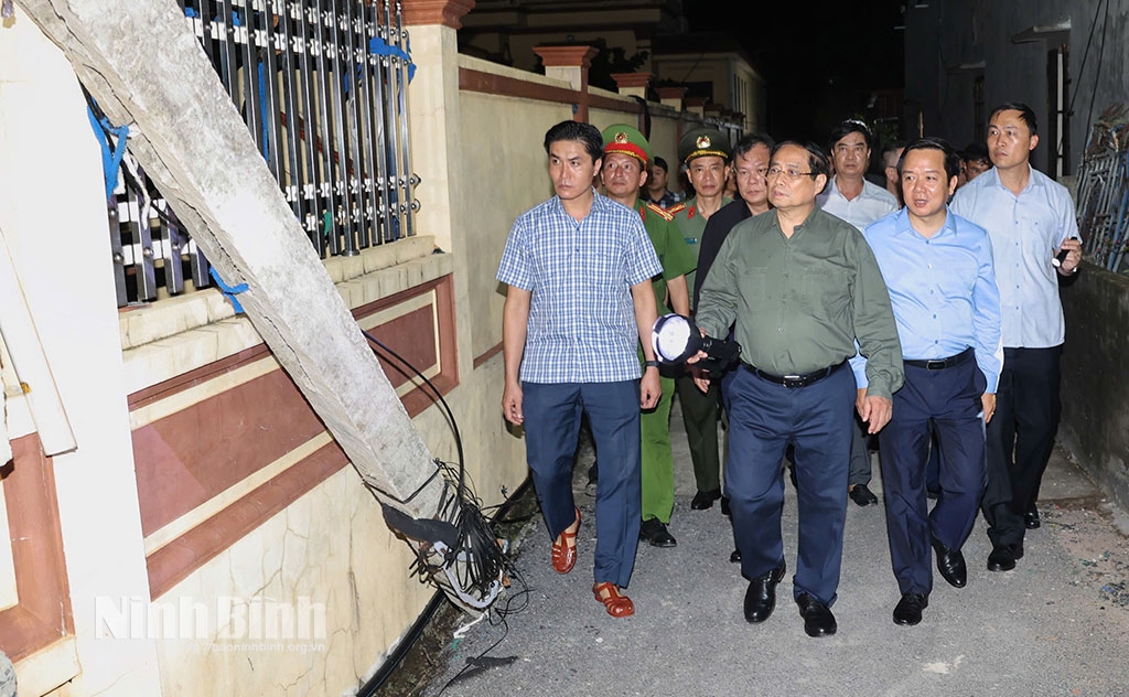 Thủ tướng Chính phủ Phạm Minh Chính cùng Đoàn công tác đã đến kiểm tra, chỉ đạo công tác khắc phục hậu quả thiên tai tại xã Quỹ Nhất. Ảnh báo Ninh Bình