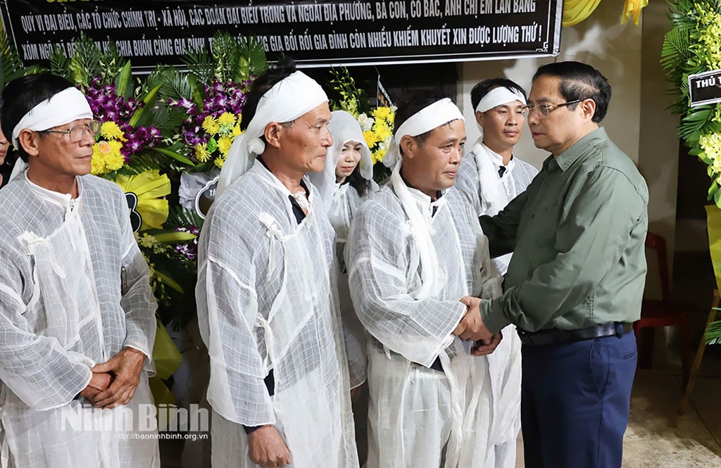 Thủ tướng Chính phủ Phạm Minh Chính và Đoàn công tác đã tới viếng các nạn nhân tử vong, thăm hỏi, động viên thân nhân những người bị nạn. Ảnh báo Ninh Bình