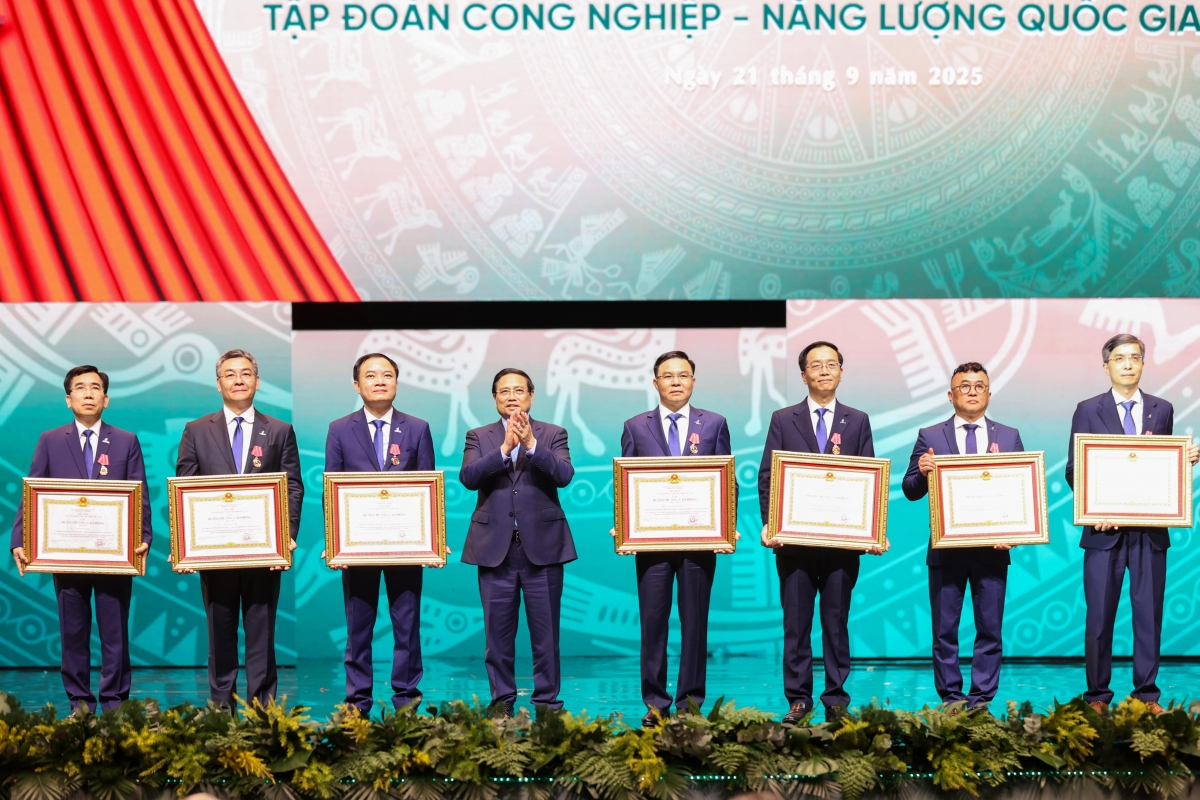 Thủ tướng Chính phủ Phạm Minh Chính đã trao Huân Chương Lao động Hạng Nhất; Hạng Nhì và Hạng Ba cho các đồng chí lãnh đạo Tập đoàn