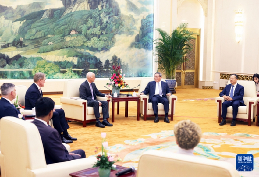 Thủ tướng Trung Quốc tiếp đoàn đại biểu Hạ viện Mỹ do Nghị sĩ Adam Smith dẫn đầu tới thăm Trung Quốc tại Đại lễ đường Nhân dân ở Bắc Kinh (Ảnh Tân Hoa Xã).