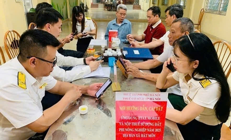 Với sự nhiệt tình, chu đáo và chuyên nghiệp, cán bộ thuế đã hỗ trợ nhiều người dân thành thạo cài đặt, sử dụng Etax Mobile