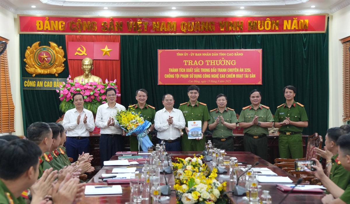 Thường trực Tỉnh ủy Cao Bằng khen thưởng lực lượng đấu tranh chuyên án 325L