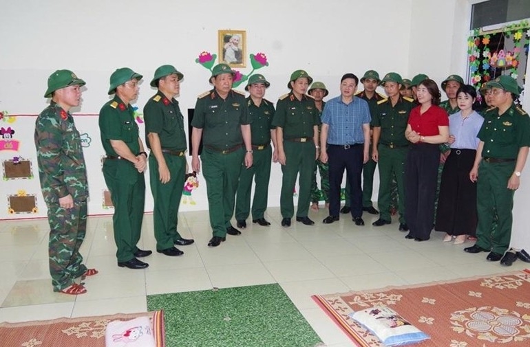 Thượng tướng Chiến Thắng kiểm tra khu vực sơ tán nhân dân (Ảnh QĐND)