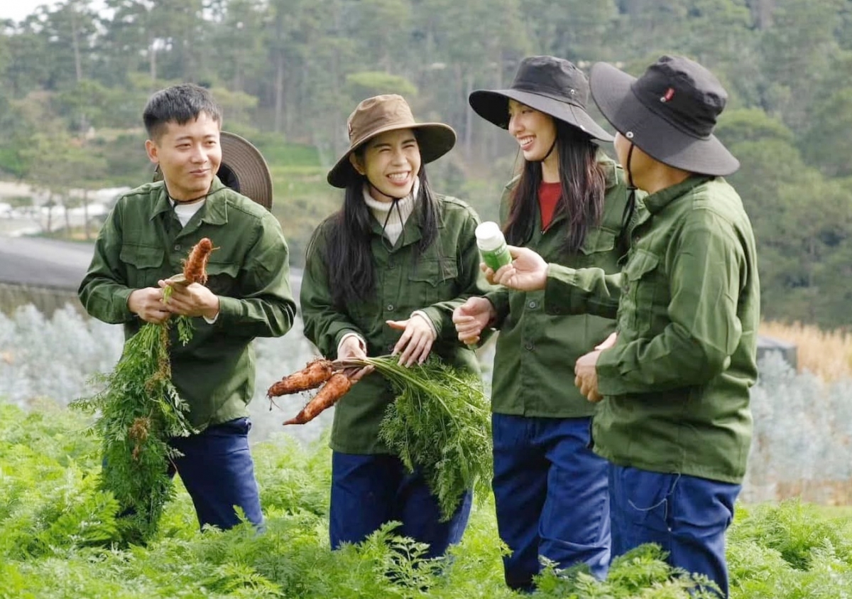 Nhóm Quang Linh Vlog, Hằng Du mục, hoa hậu Thùy Tiên xây dựng kịch bản "vườn rau sạch sản xuất kẹo Kera". 