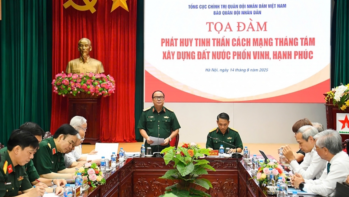 Thiếu tướng Đoàn Xuân Bộ, Bí thư Đảng ủy, Tổng biên tập Báo Quân đội nhân dân phát biểu khai mạc tọa đàm. Ảnh báo QĐND.