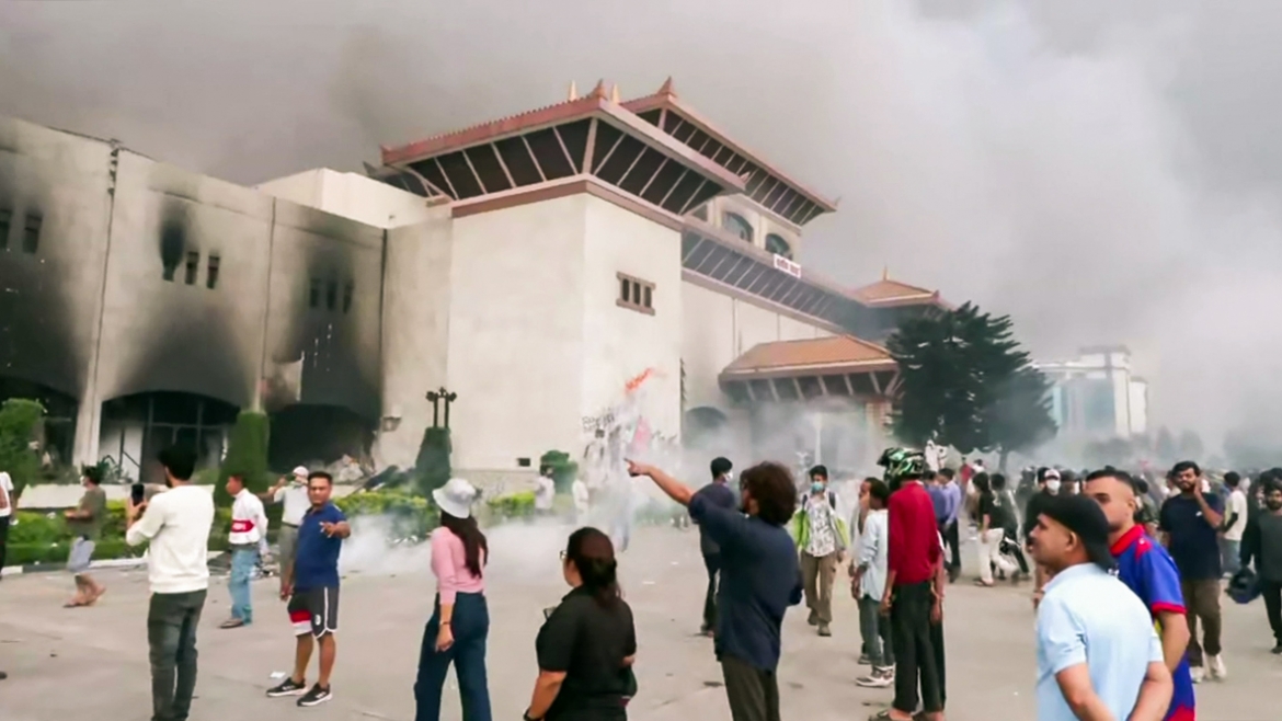 Tòa nhà Quốc hội Nepal ở thủ đô Kathmandu bị người biểu tình phóng hỏa, đốt chiều 9/9 (ANI)