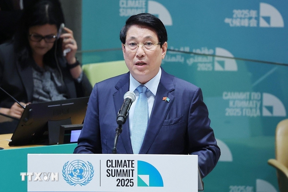 Chiều 24/9, tại Trụ sở Liên Hợp Quốc ở New York, Chủ tịch nước Lương Cường dẫn đầu Đoàn đại biểu cấp cao Việt Nam tham dự và phát biểu tại Hội nghị cấp cao về hành động khí hậu. Chủ tịch nước cho rằng các quốc gia cần thực hiện đầy đủ, kịp thời các cam kết về tài chính khí hậu, đặc biệt là nguồn lực cho chuyển đổi công bằng để cùng vượt qua các thách thức của biến đổi khí hậu. Chủ tịch nước khẳng định, Việt Nam kiên định mục tiêu phát triển bền vững, hài hòa giữa tăng trưởng kinh tế và bảo vệ môi trường.