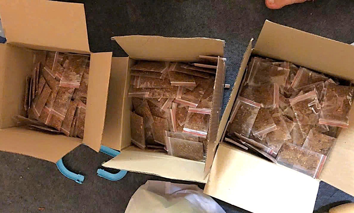 Thu giữ 2kg ma túy dạng Tobaco. Ảnh: Phan Tuyết.