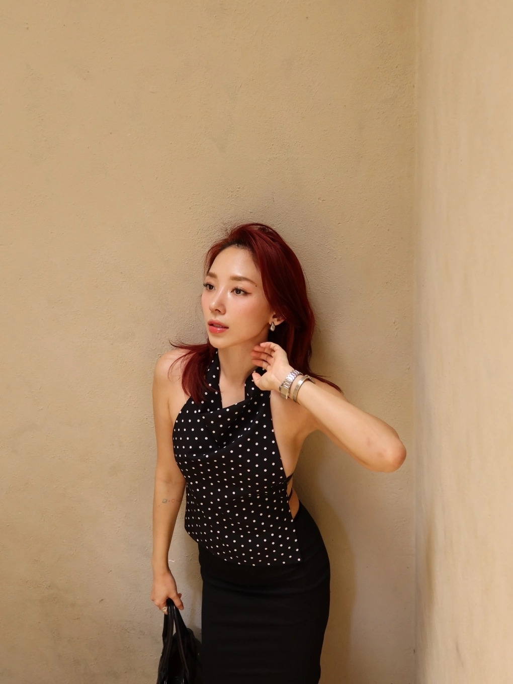 Cách đây vài ngày, Tóc Tiên vướng tin đồn mang thai con đầu lòng khi diện bikini và để lộ đường dọc trên eo giống các mẹ bầu. Thay vì lên tiếng giải thích, cô đăng ảnh đi cafe cùng nhóm bạn thân với trang phục cắt khoét táo bạo, khoe vòng eo nhỏ xíu.