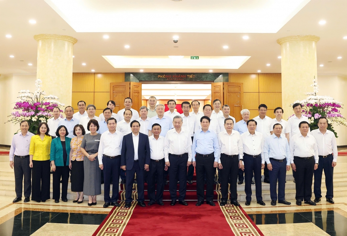 Tổng Bí thư Tô Lâm và các Lãnh đạo Đảng, Nhà nước chụp ảnh chung với các đại biểu.