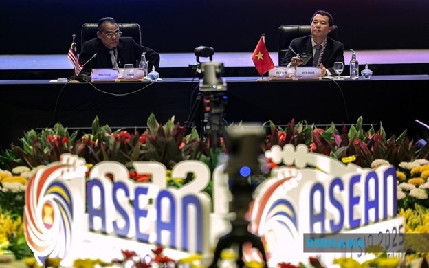 Tổng Cục trưởng Tổng cục Môi trường Malaysia Datuk Wan Abdul Latiff Wan Jaffar (trái) và Tiến sĩ Bùi Chính Nghĩa, Phó Cục trưởng Cục Lâm nghiệp và Kiểm lâm Bộ NN&amp;MT Việt Nam (phải) tại Hội nghị Bộ trưởng Môi trường ASEAN lần thứ 18 (AMME-18) tổ chức tại Trung tâm Hội nghị Quốc tế Langkawi (LICC), Malaysia, hôm 2/9/2025. Ảnh: Bernama