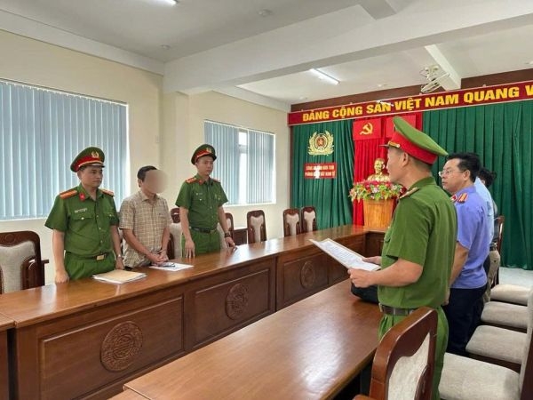 Cơ quan Cảnh sát điều tra tống đạt quyết định khởi tố bị can đối với ông Nguyễn Văn Hải (Ảnh: Công an Quảng Ngãi)