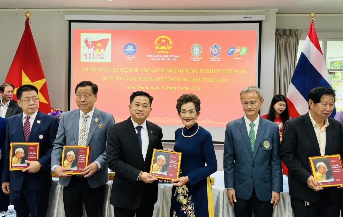 Tổng Lãnh sự quán đã trao tặng cuốn sách song ngữ “Bác Hồ ở Thái Lan” cho các đại biểu. Cuốn sách được phát hành nhân dịp kỷ niệm 135 năm ngày sinh Chủ tịch Hồ Chí Minh.